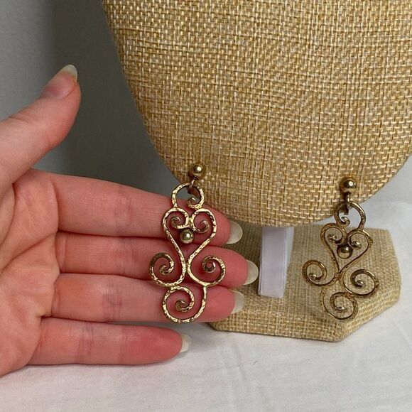 VINTAGE Large Gold Dangly Clip On Earrings - Picture 2 of 4